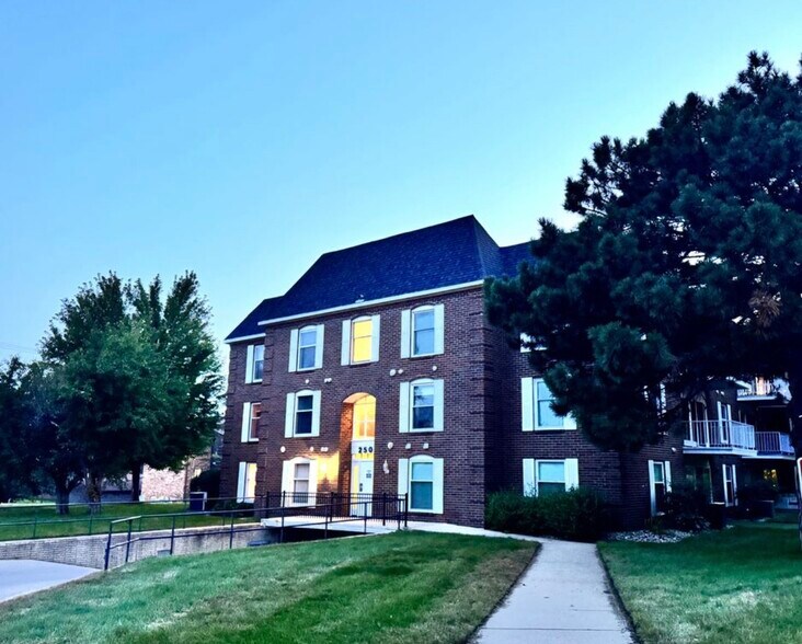 Primary Photo - 2505 S Kiwanis Ave