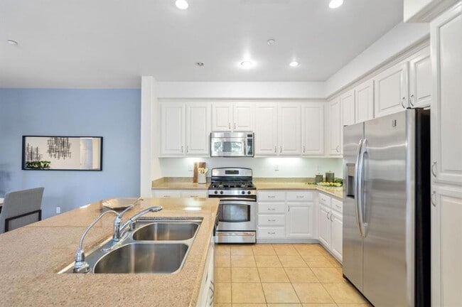 Building Photo - Gorgeous 2 Bed 2 Bath Dublin Townhome with Amenities! Centrally Located!
