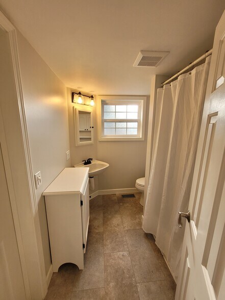 Bathroom with tub/shower - 2506 State St