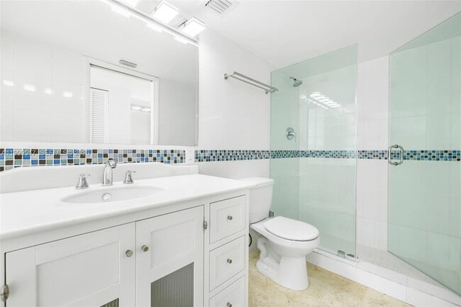 Building Photo - 1420 Brickell Bay Dr