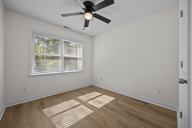 Building Photo - Newly Renovated Townhome!