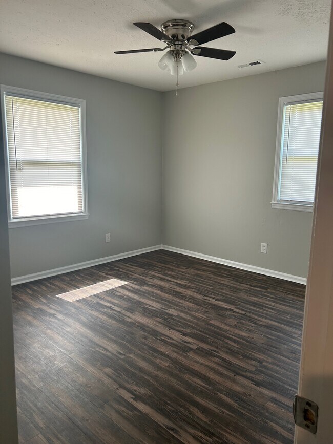 Building Photo - 604 16th Ave