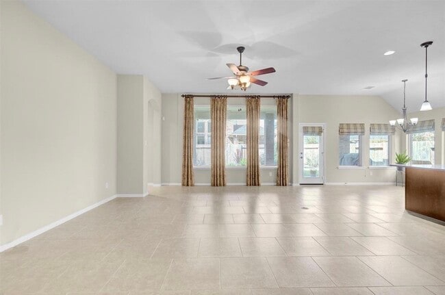 Building Photo - 2513 Golfcrest Dr