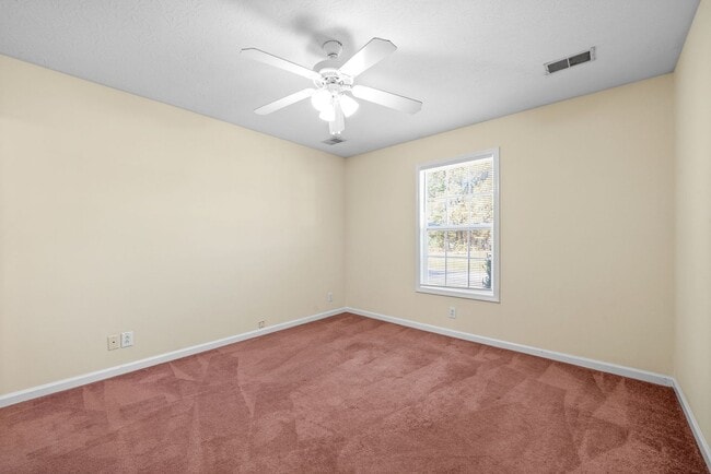 Building Photo - Dog Friendly Home For Rent Near Heritage Park!