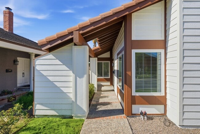 Building Photo - Beautifully Updated Huntington Beach 3 Bedroom / 2 Bathroom Home