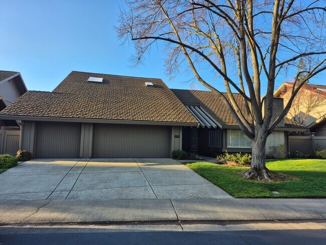 Building Photo - Beautiful  4 bedroom 2.5 bath with loft & Pool