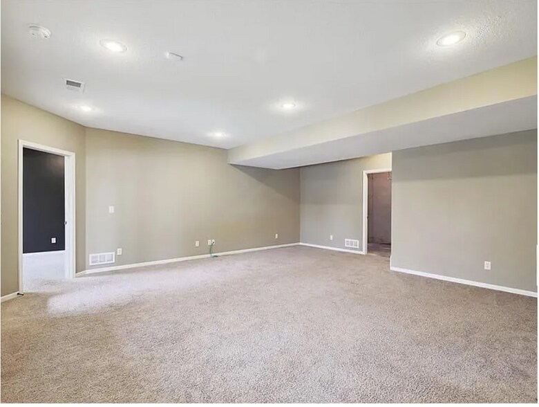 Building Photo - 1301 NE Country Ln