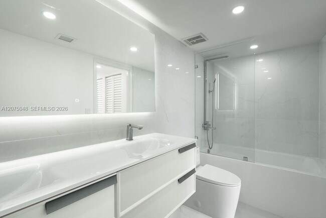 Building Photo - 7601 E Treasure Dr