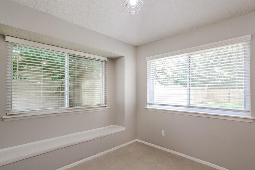 Building Photo - 9723 Orangevale Dr