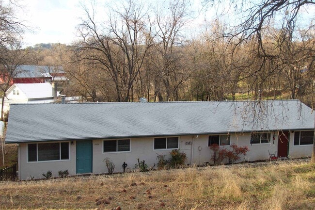 Building Photo - East Sonora Duplex with fenced Back Yard