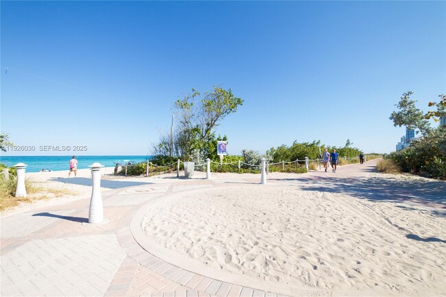 Building Photo - 7915 Harding Ave