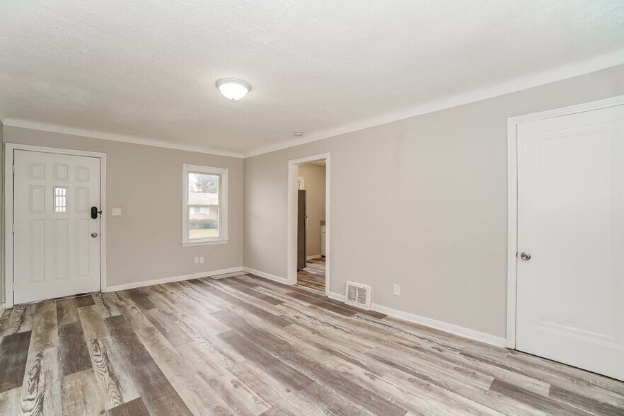Building Photo - 810 Broer Ave