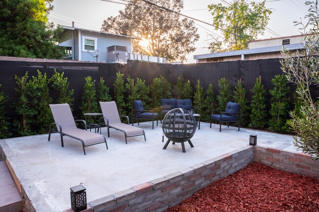 Shared Back Yard - 1621 Campus Rd