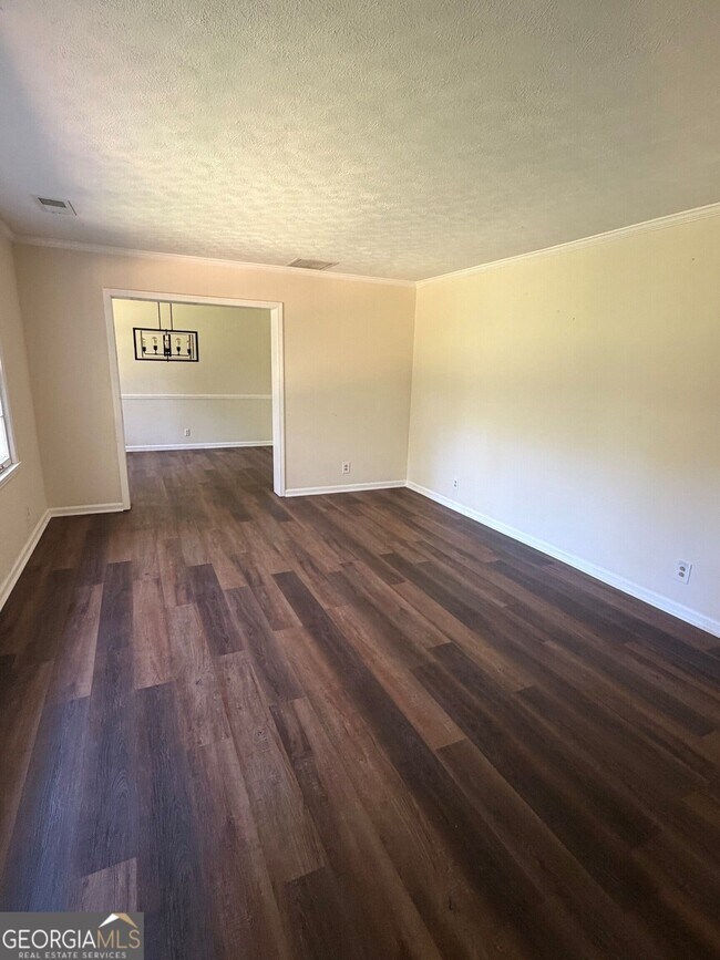 Building Photo - 807 Piney Woods Dr