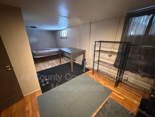 Building Photo - 365 N 6th St