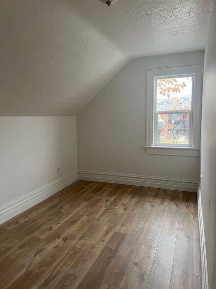 Building Photo - 948 E 400 S