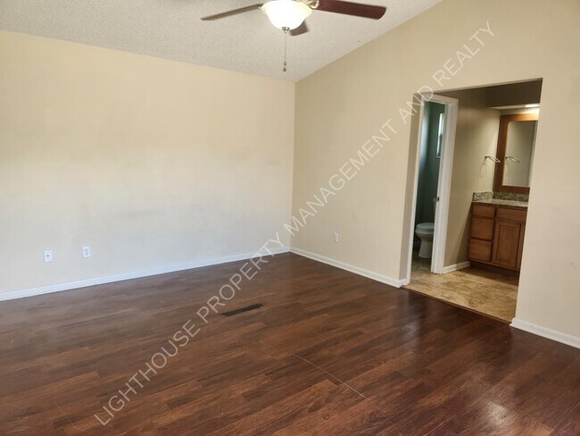Building Photo - **Discover Your Dream Home: Spacious 4-Bed...