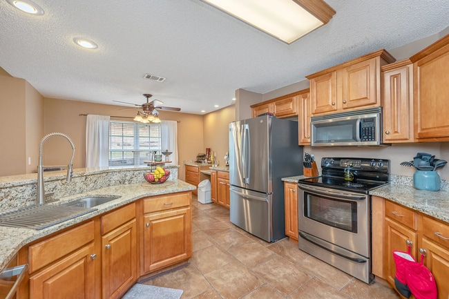 Building Photo - 4 Bedroom 2 bathroom