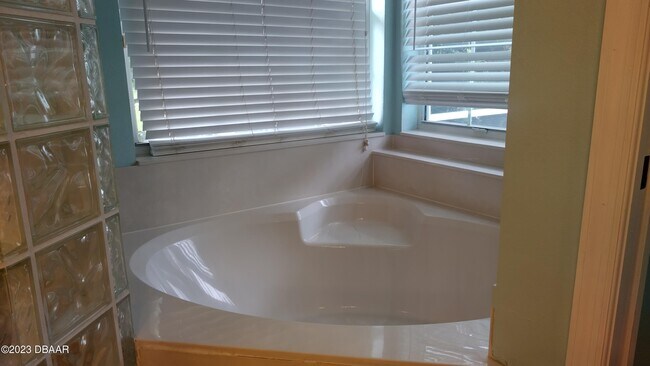 Building Photo - 4568 Woodcove Dr