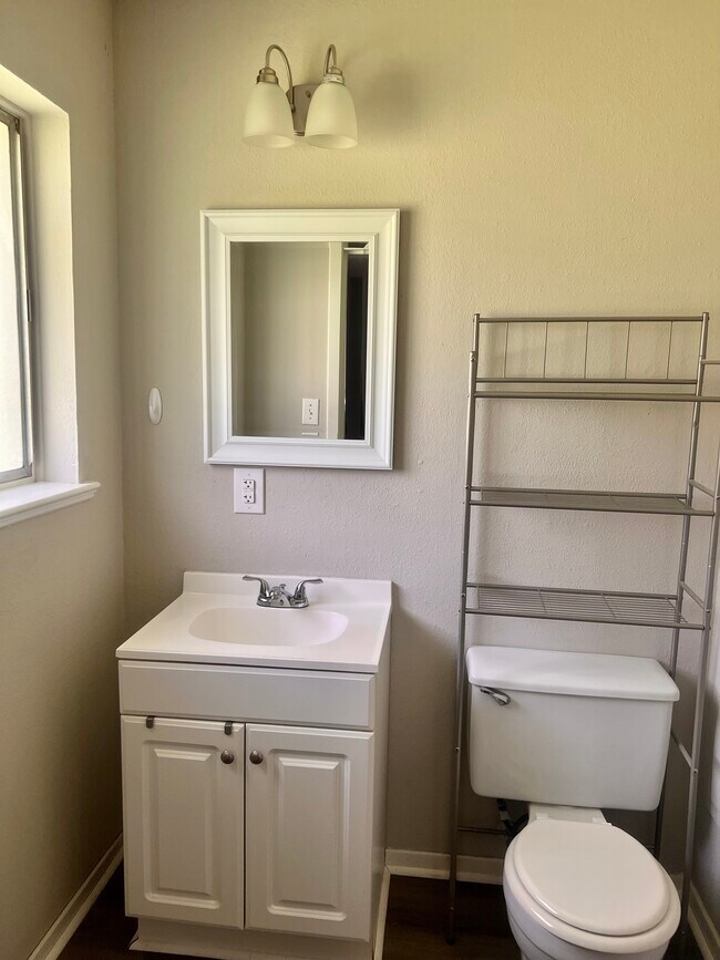 Building Photo - 311 Ivy St