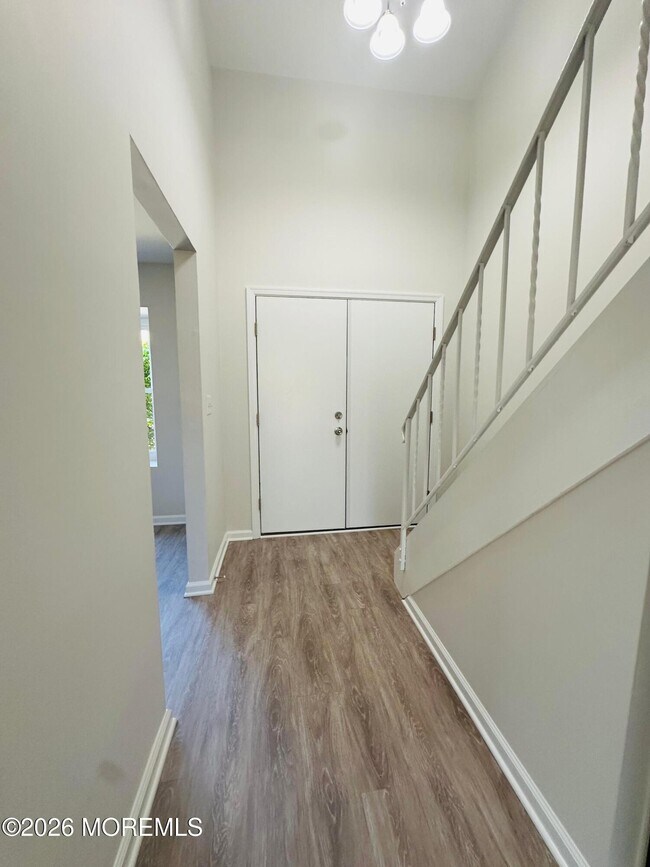 Building Photo - 402 Woodlake Manor Dr