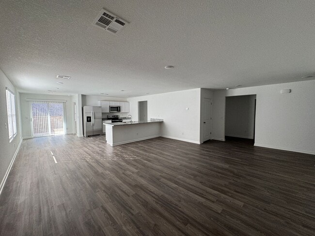 Building Photo - 3 bedroom Newer home