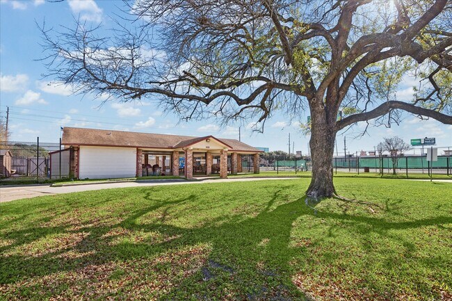 Building Photo - 16811 Forthloch Ct