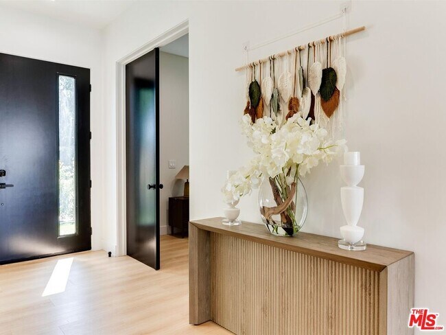 Building Photo - 5929 Hesperia Ave