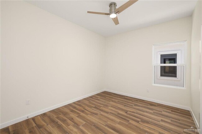 Building Photo - 609 N Onyx Ave