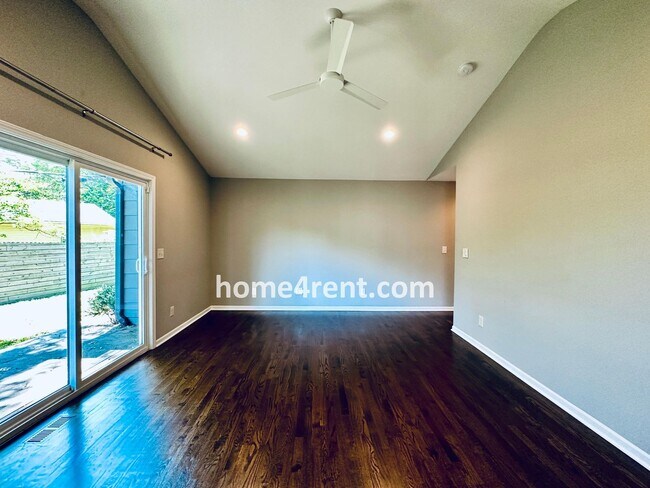 Building Photo - Updated Ranch Style Home in Prairie Villag...