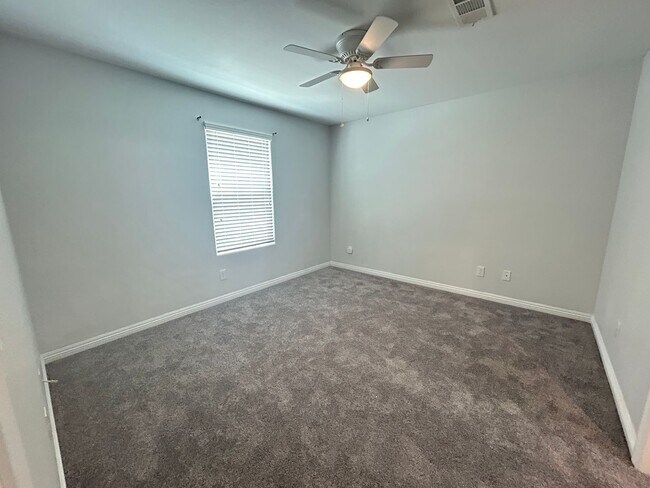 Building Photo - Cozy 2-Bedroom 2-Bathroom Townhouse in Gated Community!
