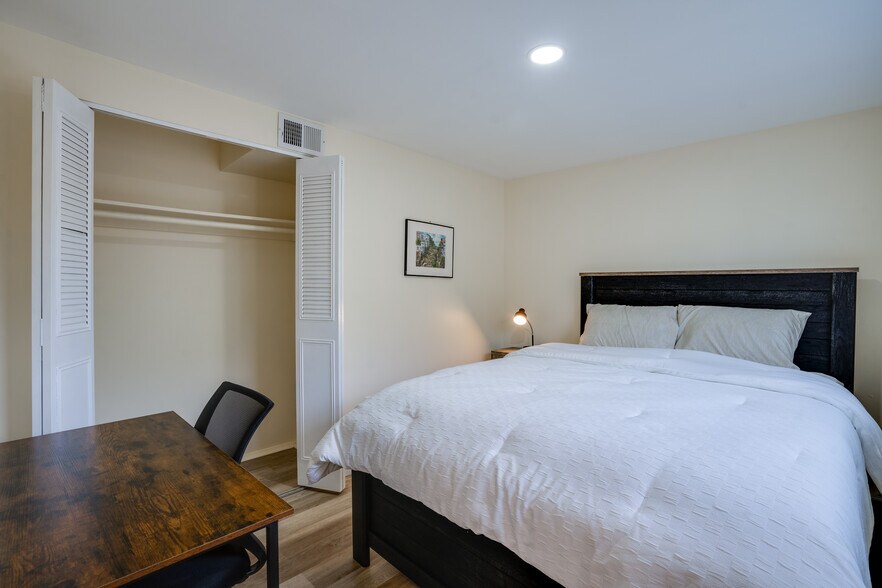 Building Photo - 14220 Fallbrook Ln