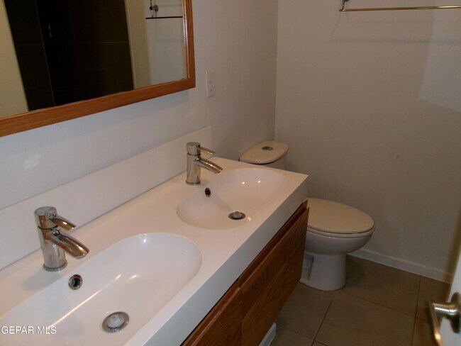 Building Photo - 4200 Camelot Heights Dr