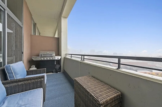 Building Photo - 900 N Kingsbury St