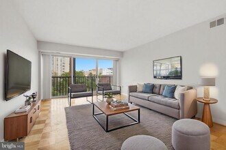 Building Photo - 1300 Army Navy Dr