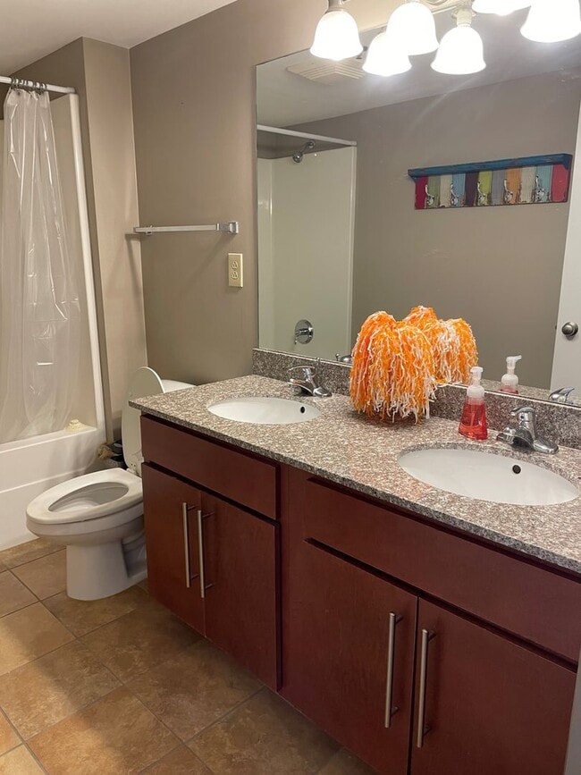 Building Photo - Lake Plaza #904- 3BD/2BA Available for FALL 2026! Rent includes use of THREE parking space in Lak...