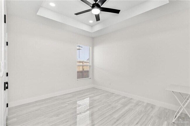 Building Photo - 13 E La Pointe Ave