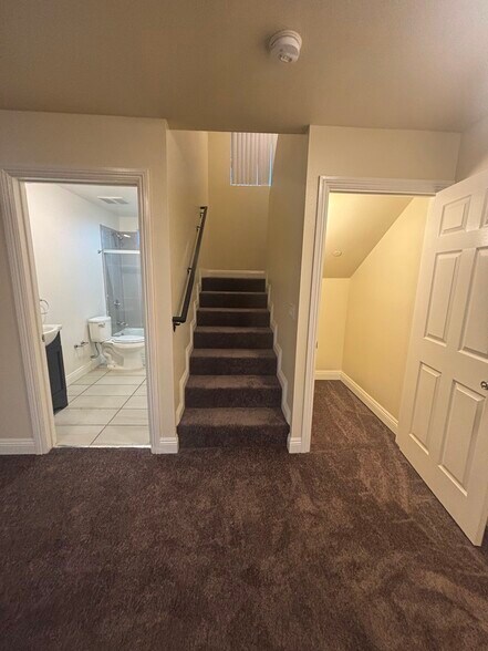 Building Photo - 422 E 101st St