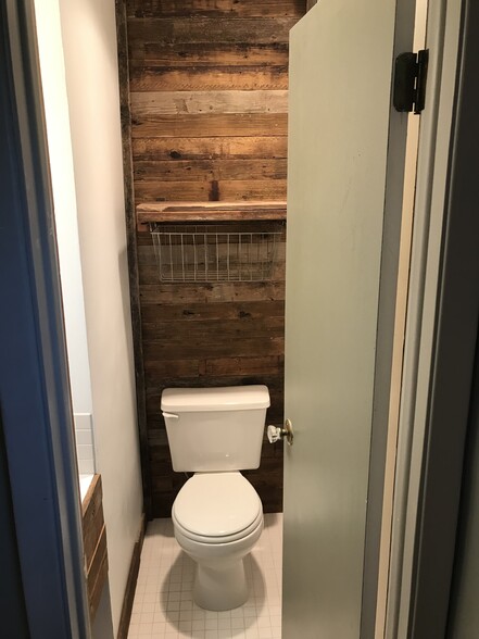 1/2 bath in master - 3727 Dillon Ave
