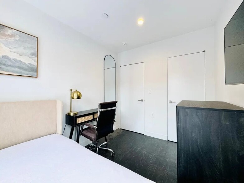 Building Photo - Furnished room/NOT APARTMENT
