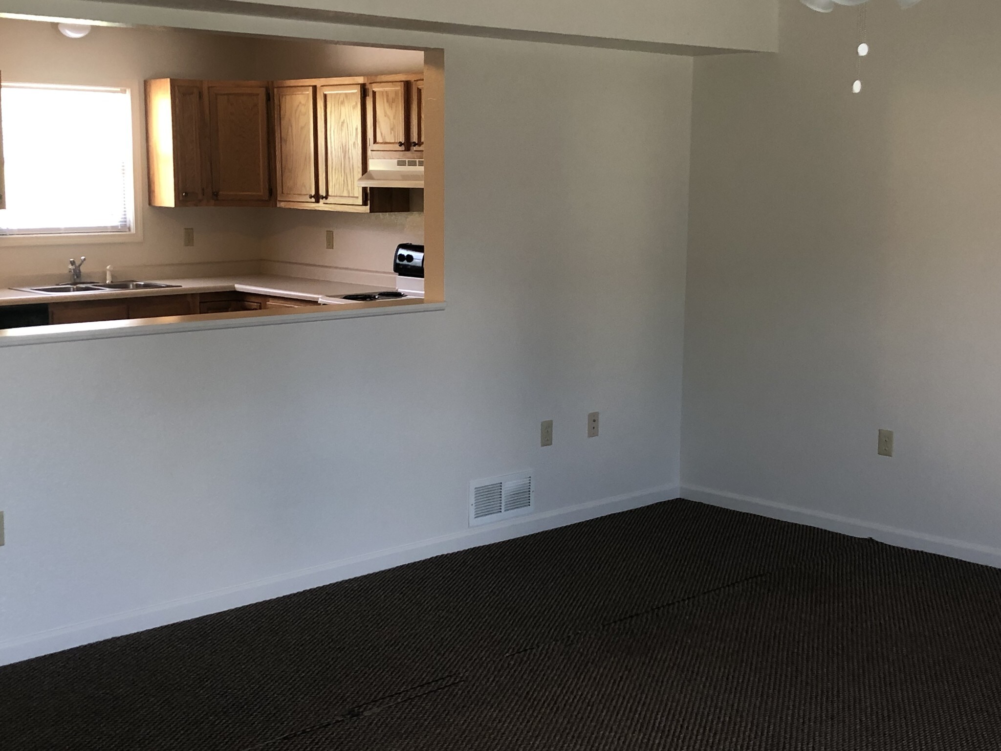 Living room - 15130 Sprucevale Rd