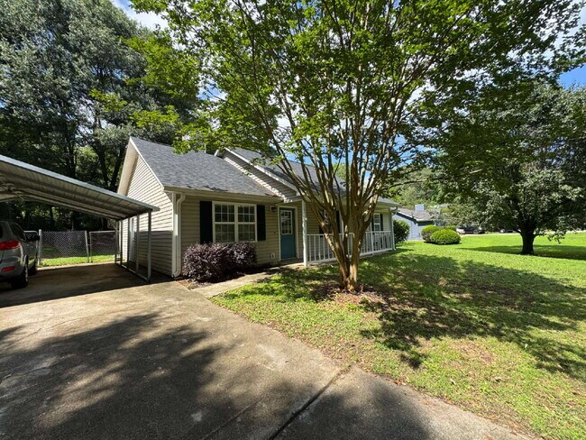 Building Photo - Spacious 3 Bed / 2 Bath Ranch in Establish...