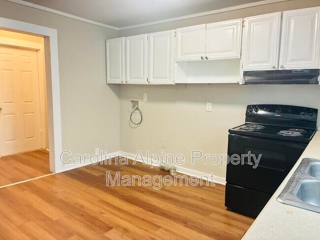 Building Photo - 403 S Yates St