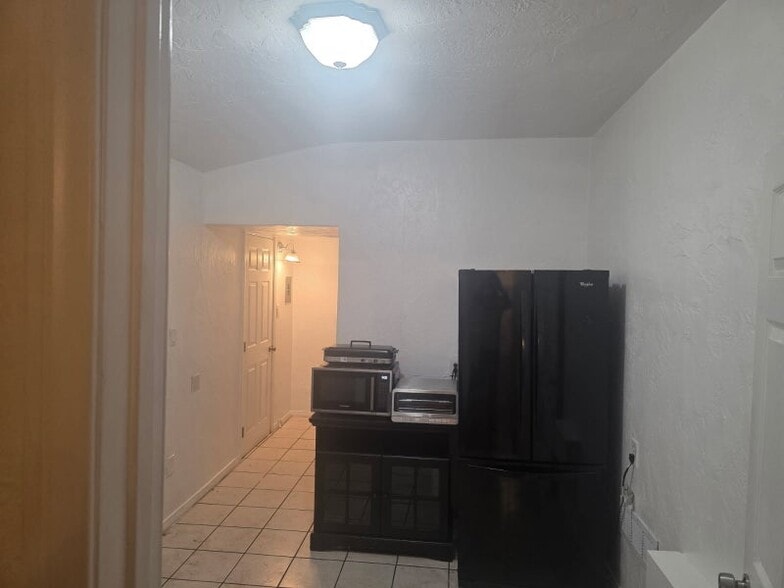 Building Photo - 615 S Tulip St