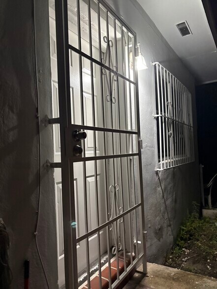 Building Photo - 1322 NW 29th Ter