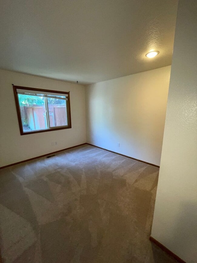 Building Photo - Cute Home with large yard in Hillsboro