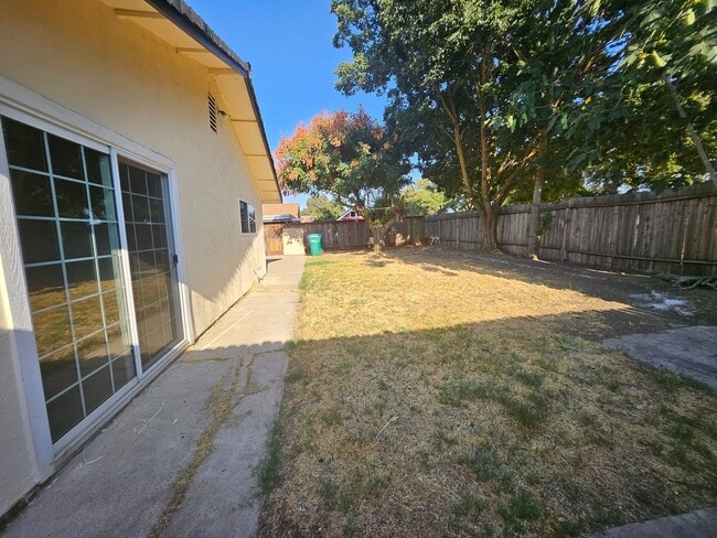 Building Photo - Welcome Home! Spacious Floor Plan 3 Bed 2 ...