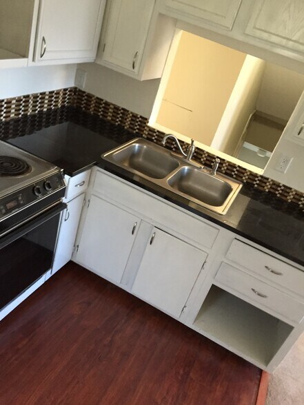 Building Photo - 920 W 3rd St