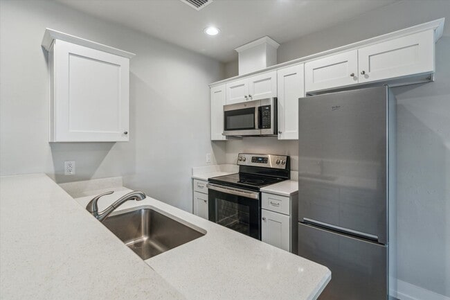 Building Photo - Live next to campus and all things Gainesv...