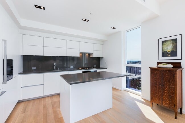 Building Photo - Modern Elegance at the Cosmopolitan on the Park